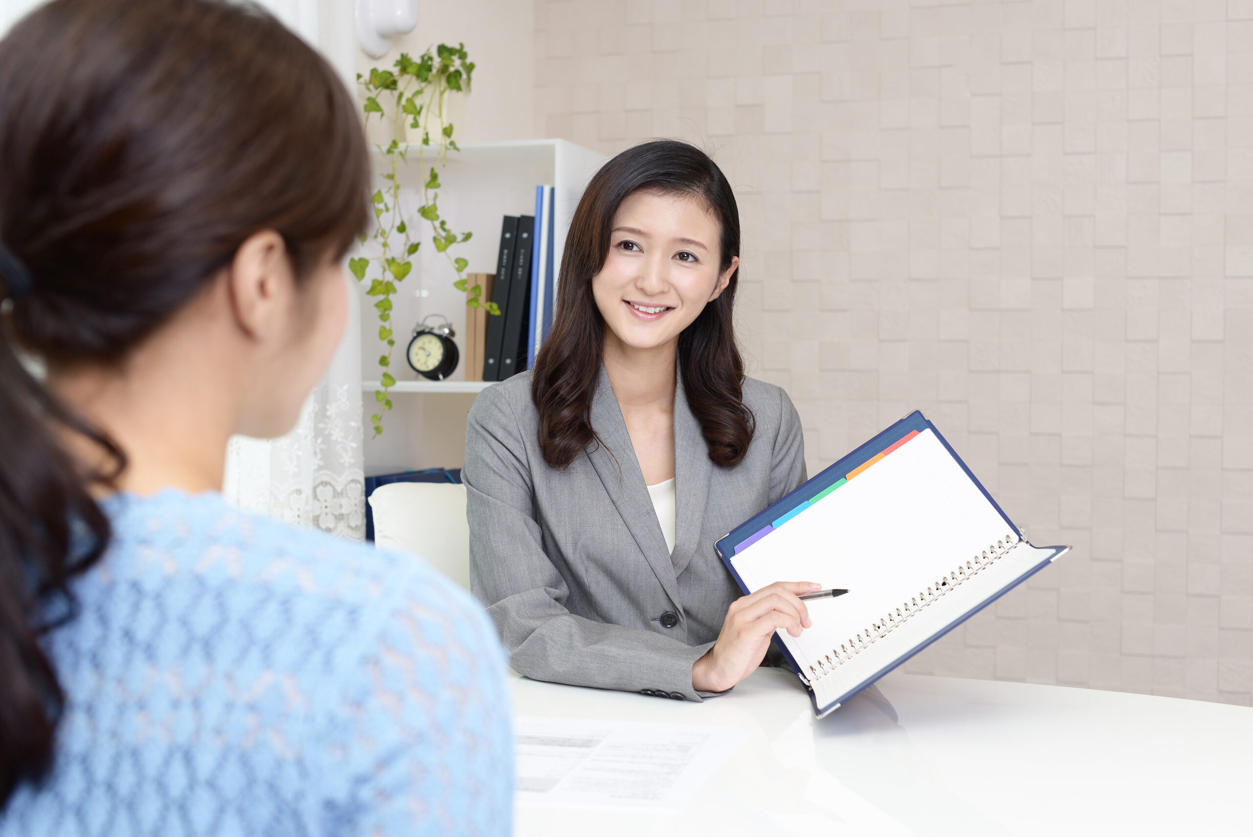 説明をする職員