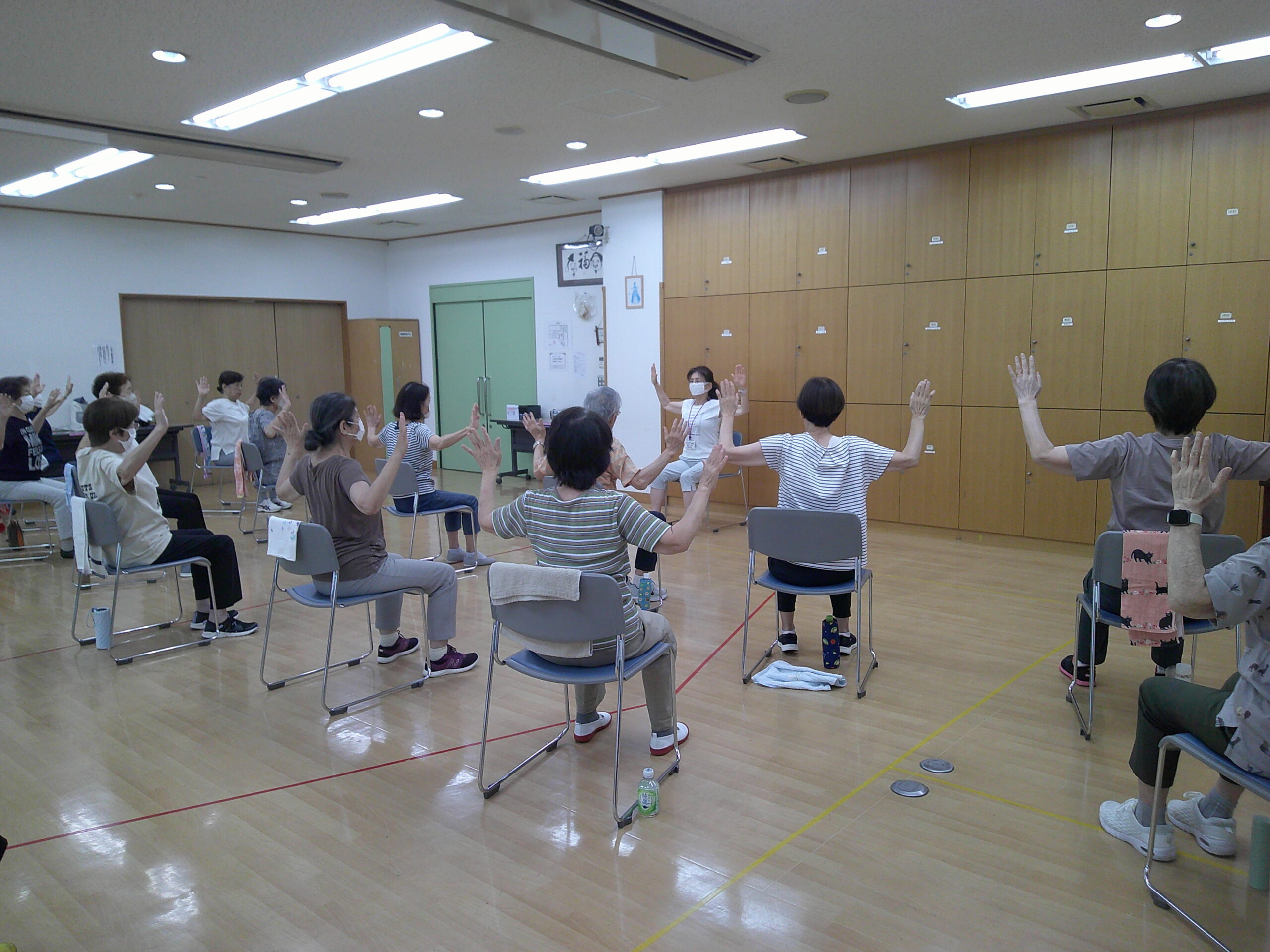 体操をする参加者