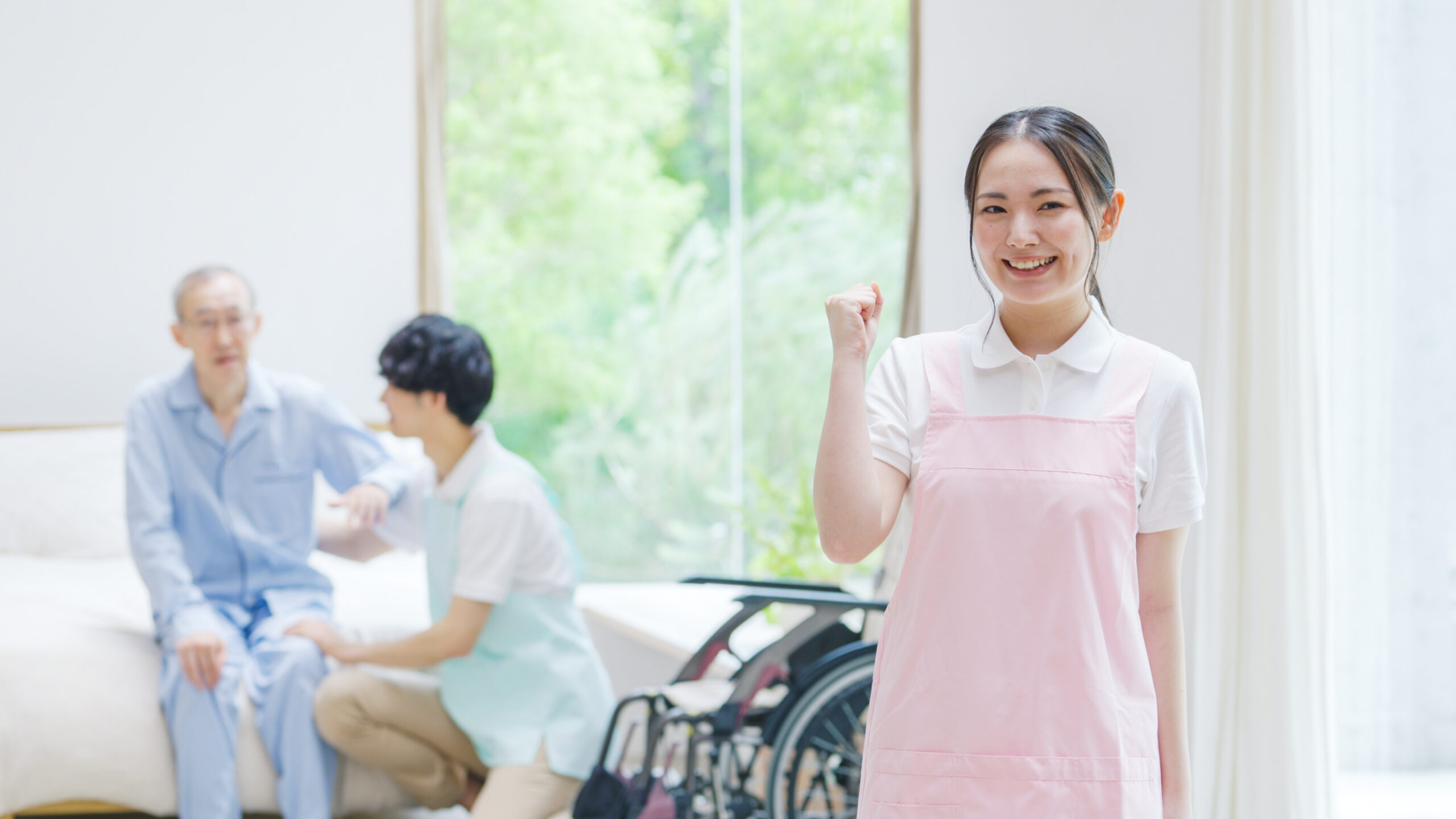 介護士が介護をしている様子
