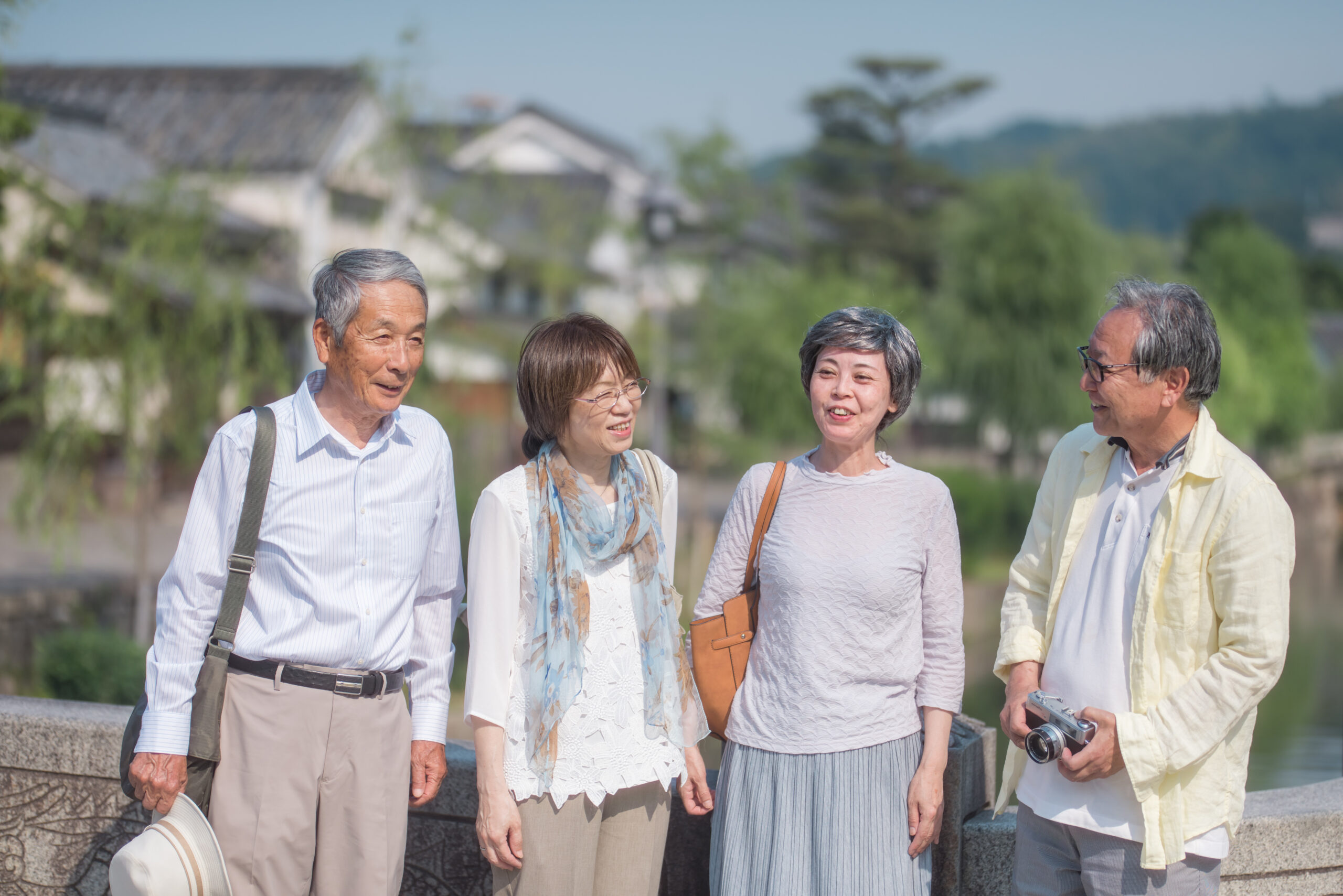 高齢者が楽しく談笑している様子