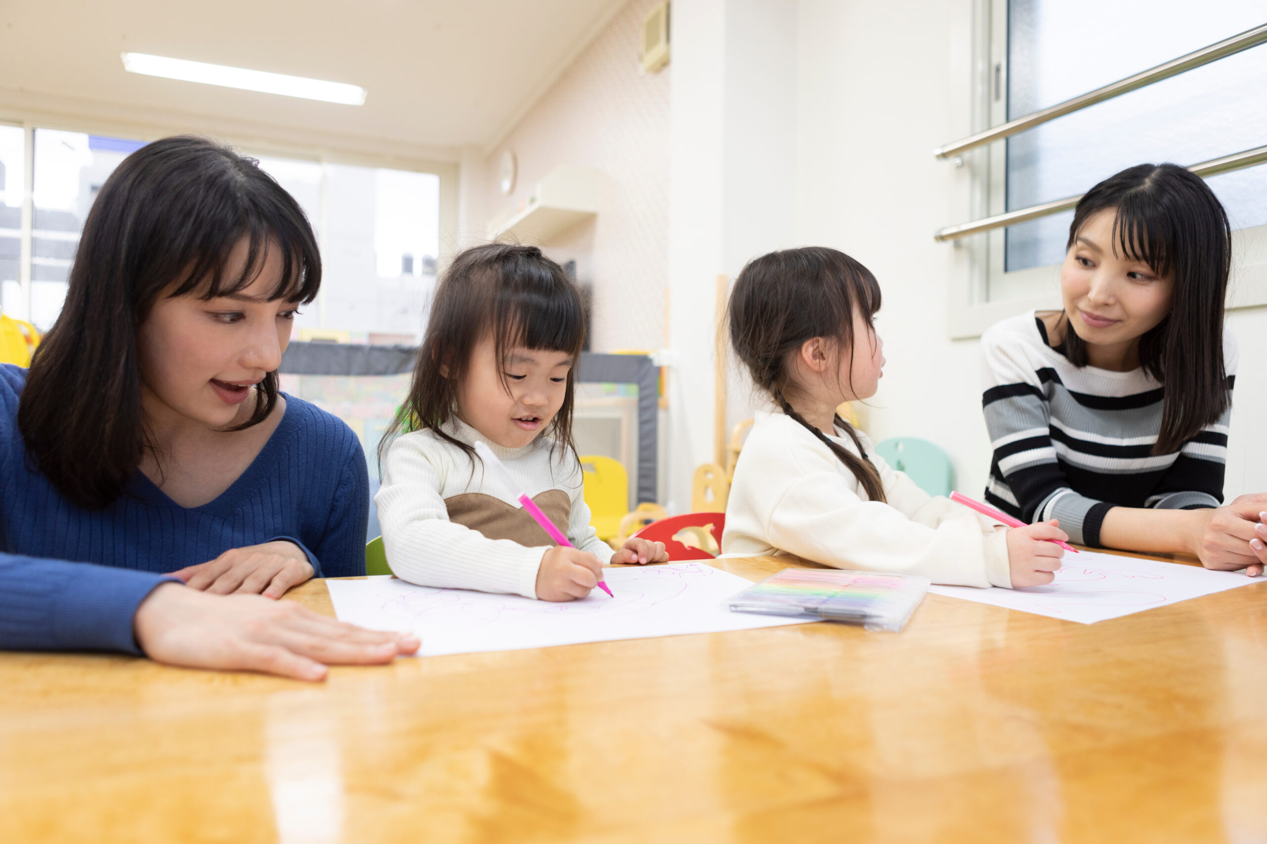 子どもがボランティアとともに学習をしている様子