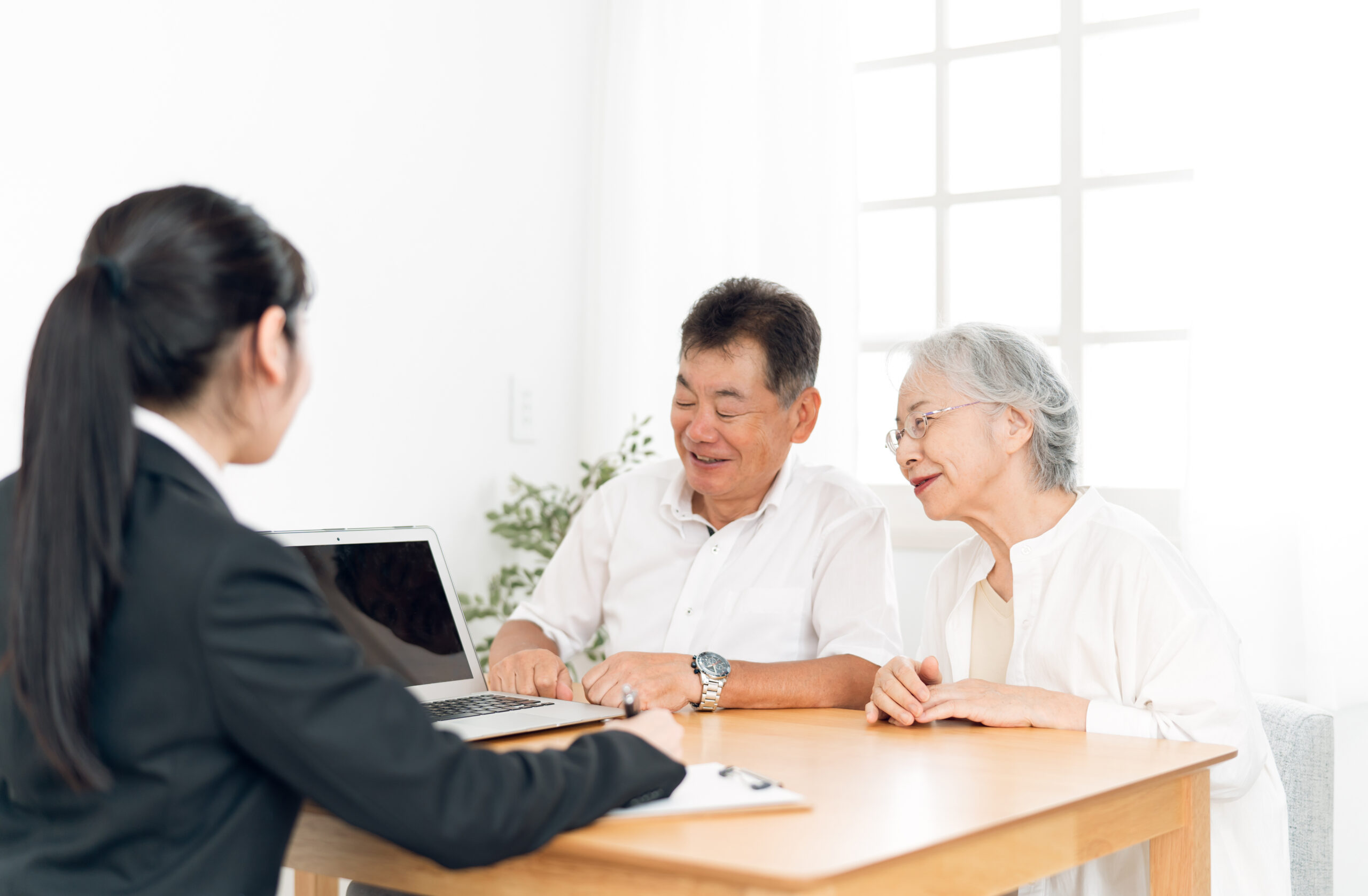 職員に説明を受ける高齢者