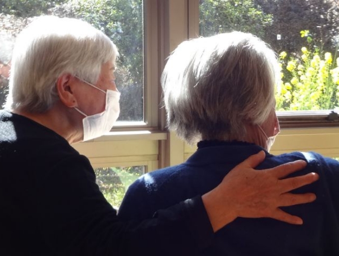 談笑する高齢者