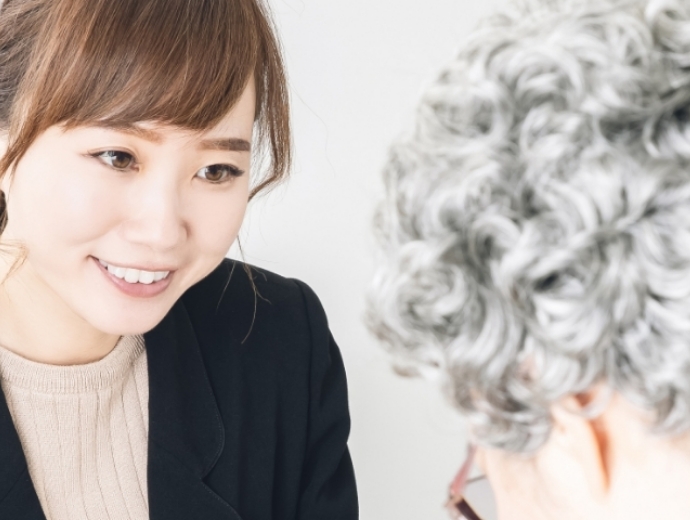高齢者に説明をする職員