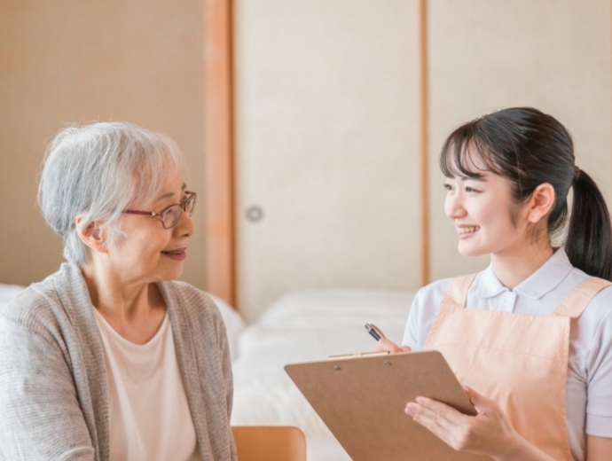 高齢者と話をする職員